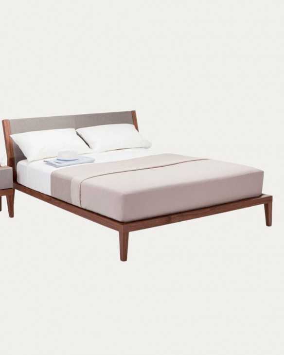 Cama con cabecera tapizada