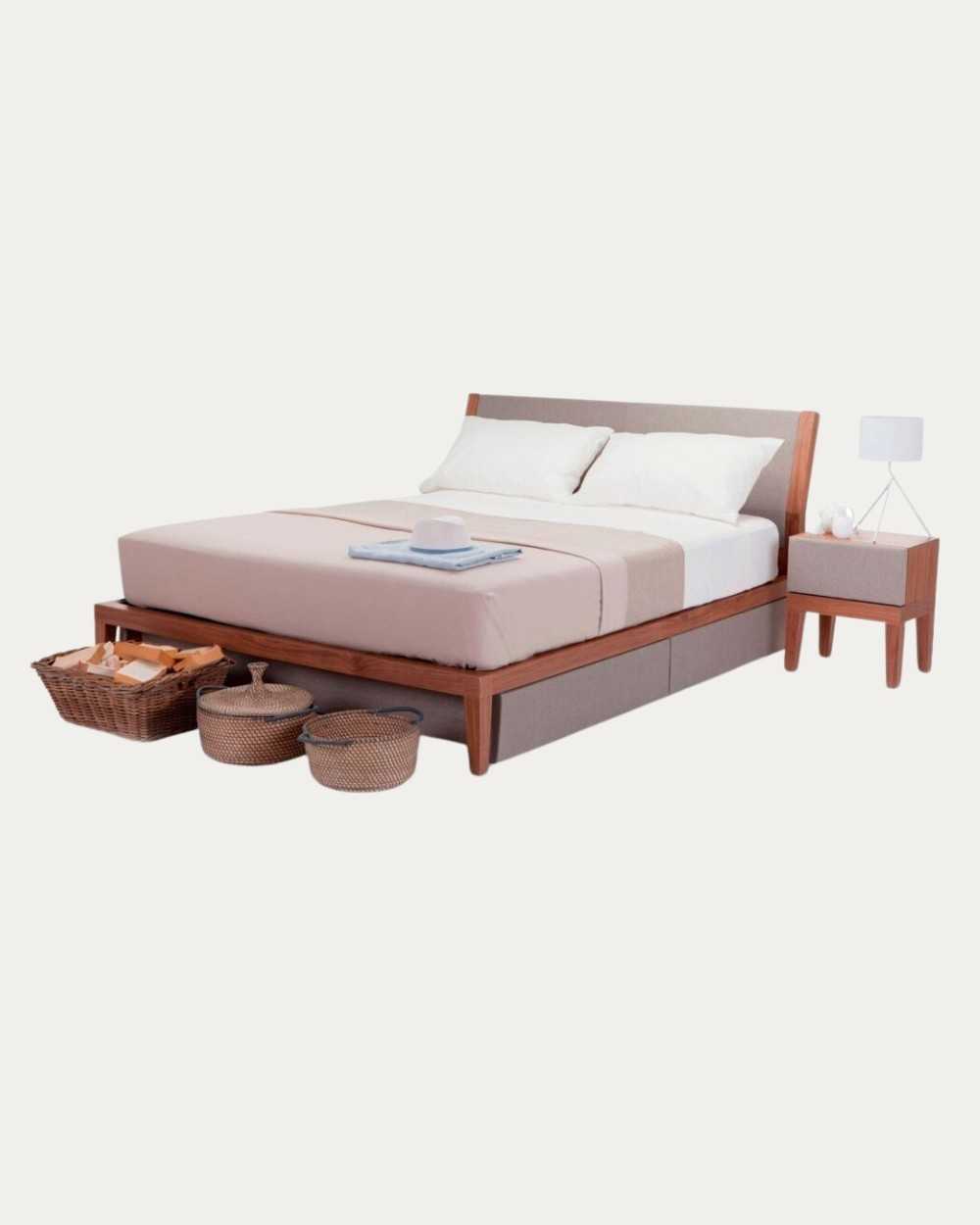 Cama de madera con cabecera tapizada