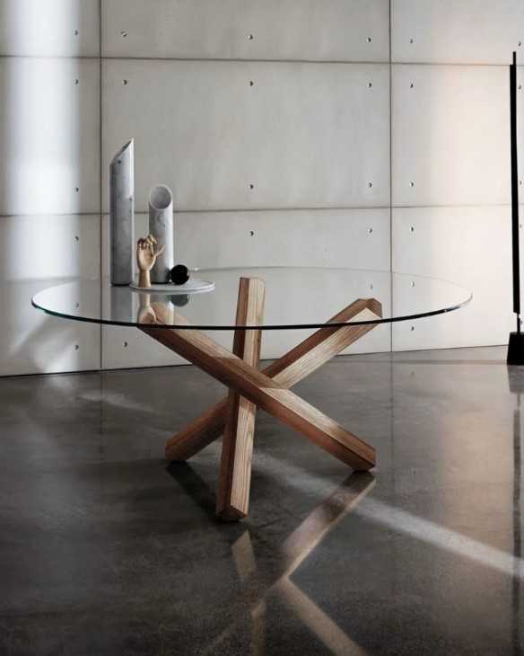 Mesa de madera con cubierta de cristal