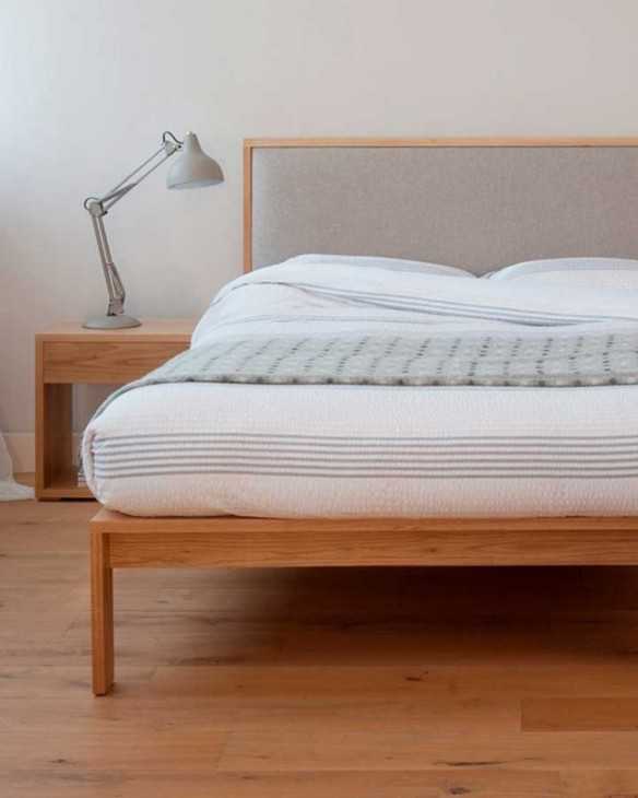 Cama madera maciza con cabecera de tela