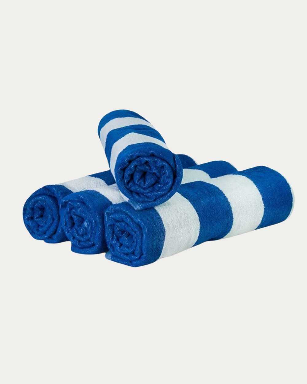 Toallas azules y blancas para alberca y playa