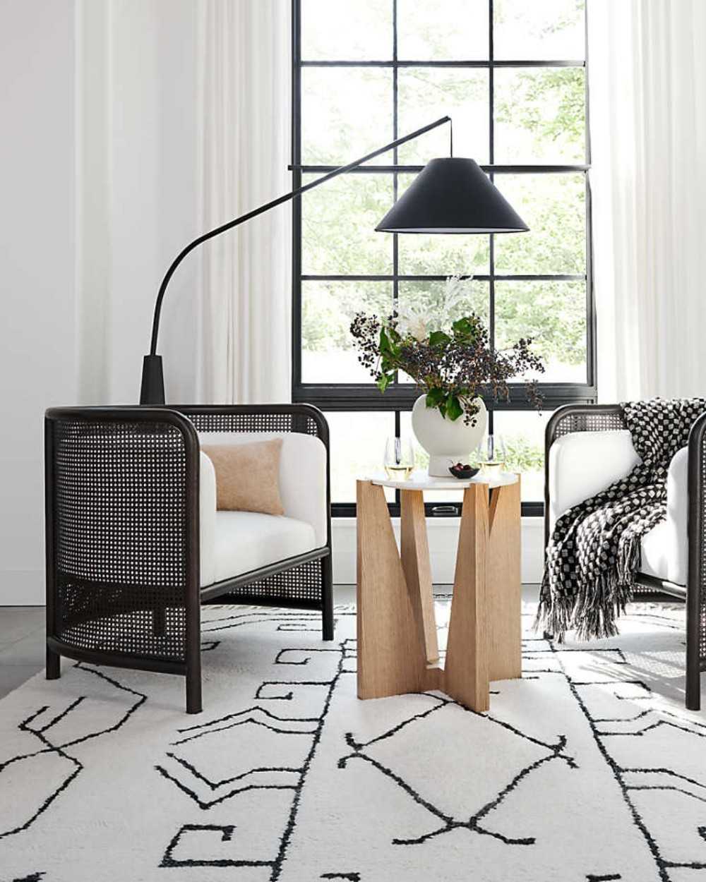 Mesa lateral para sala con cubierta de marmol negro