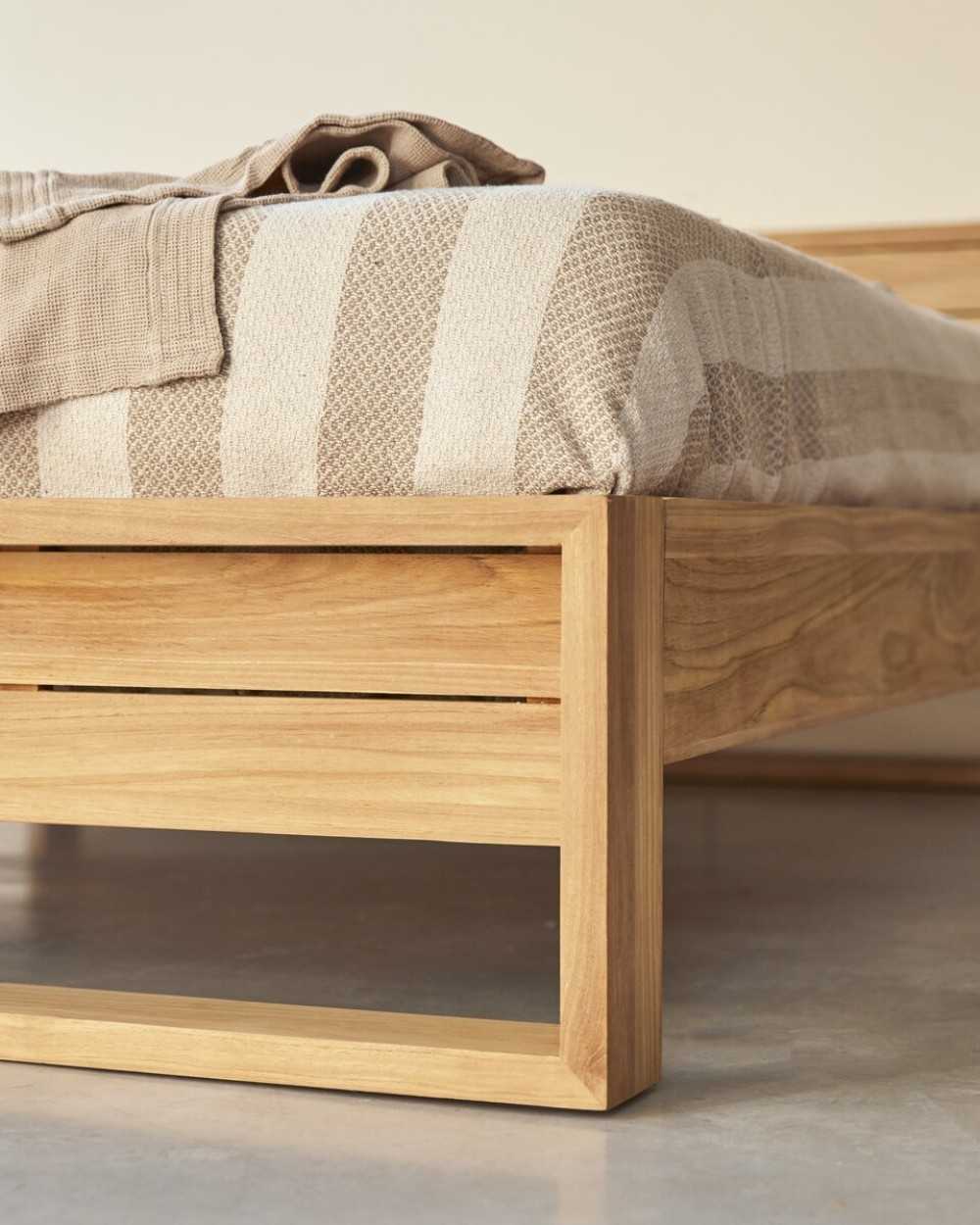 Detalle pata cama modelo Reno