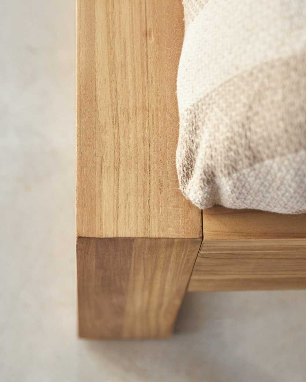 Detalles madera cama modelo Reno