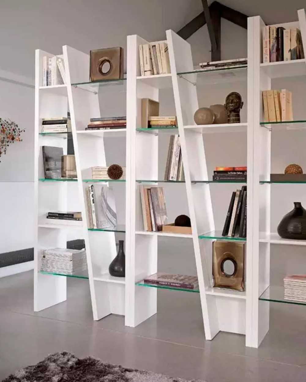 Librero de madera y cristal