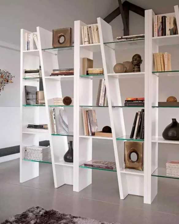 Librero de madera y cristal