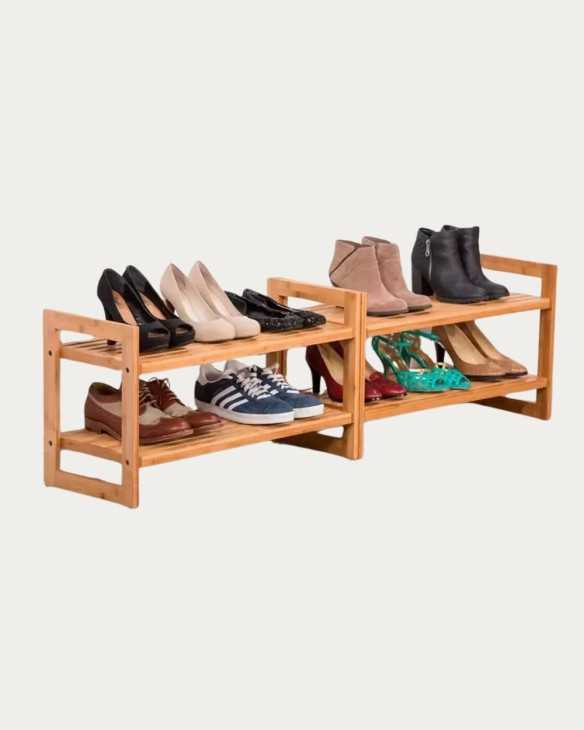 Organiza 12 pares de zapatos en este rack modular de madera.