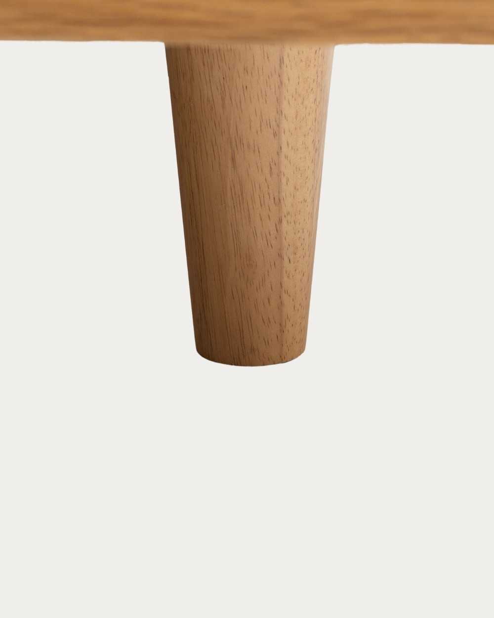 Detalle pata cama modelo Toronto