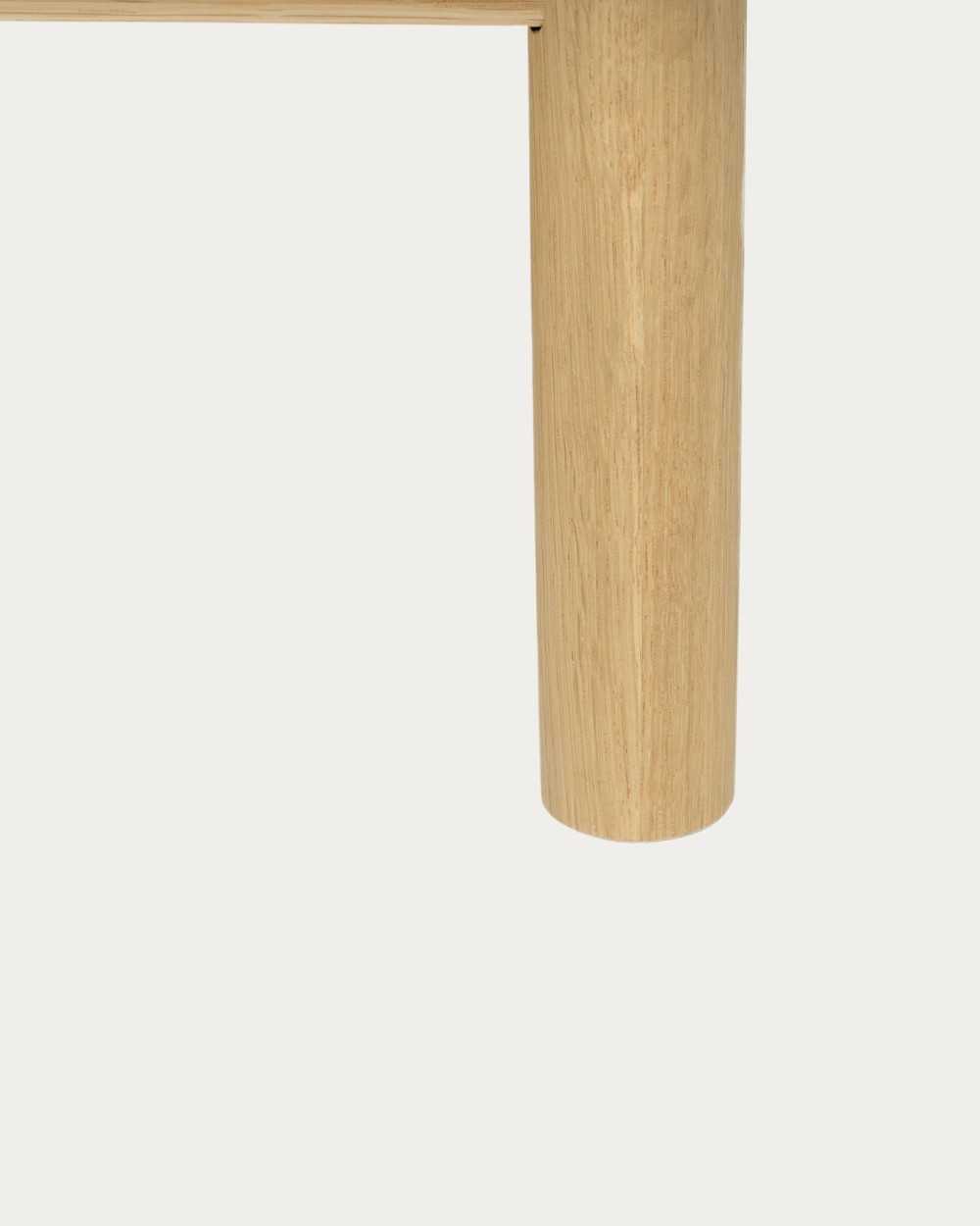 Detalle pata mueble TV modelo Córdoba