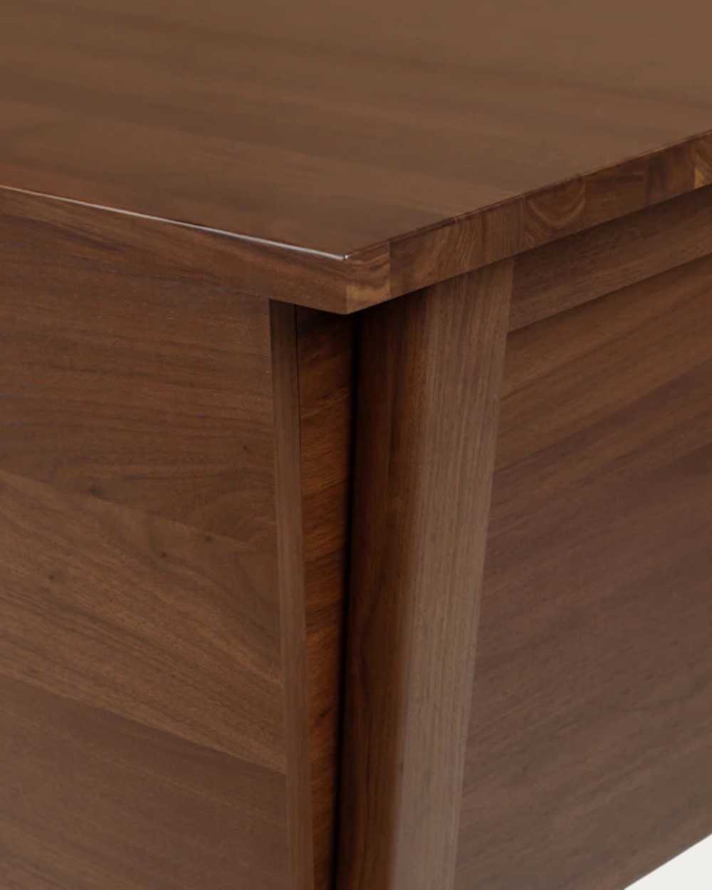 Detalle costado escritorio modelo Marken executive